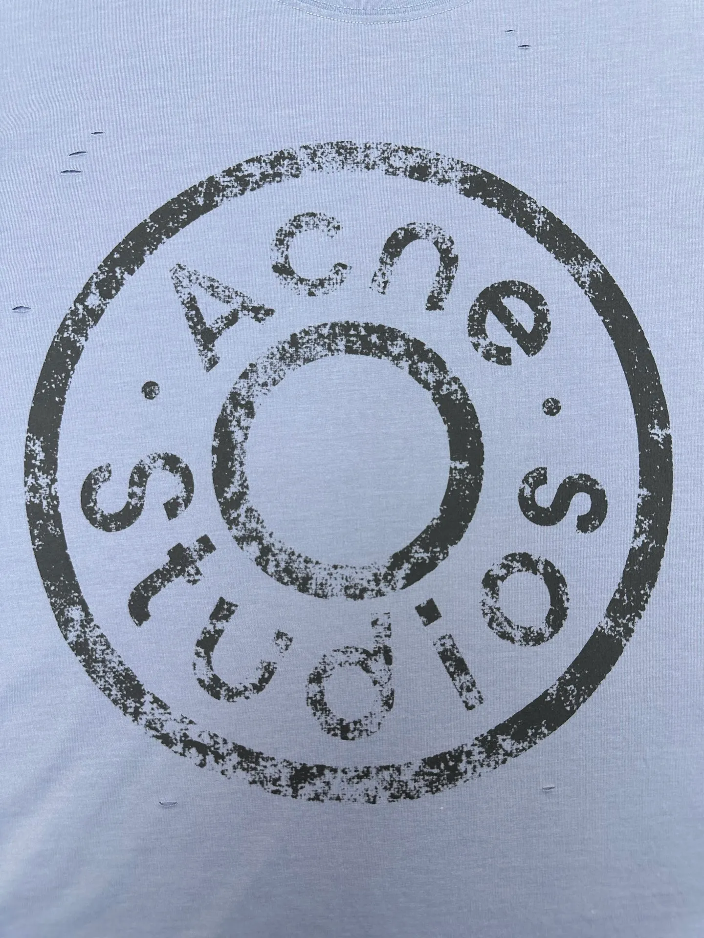 Acne Studios distressed printed short-sleeved T-shirt is like the mottled rust on ancient copperware. It is printed with glue and has a naturally worn texture with holes. It is suitable for men and women in various occasions. Same Style! Size: S M L XL